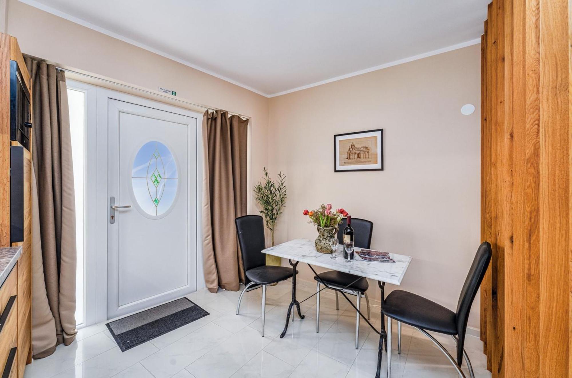 Samm Apartments 希贝尼克 外观 照片